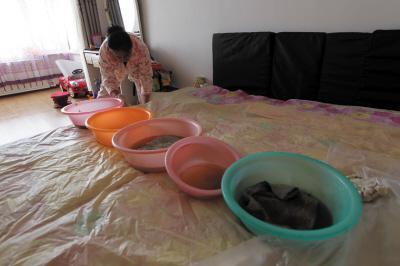 瑞丽楼上漏水，住户失联，小区没物管，业主维权难！律师来支招……